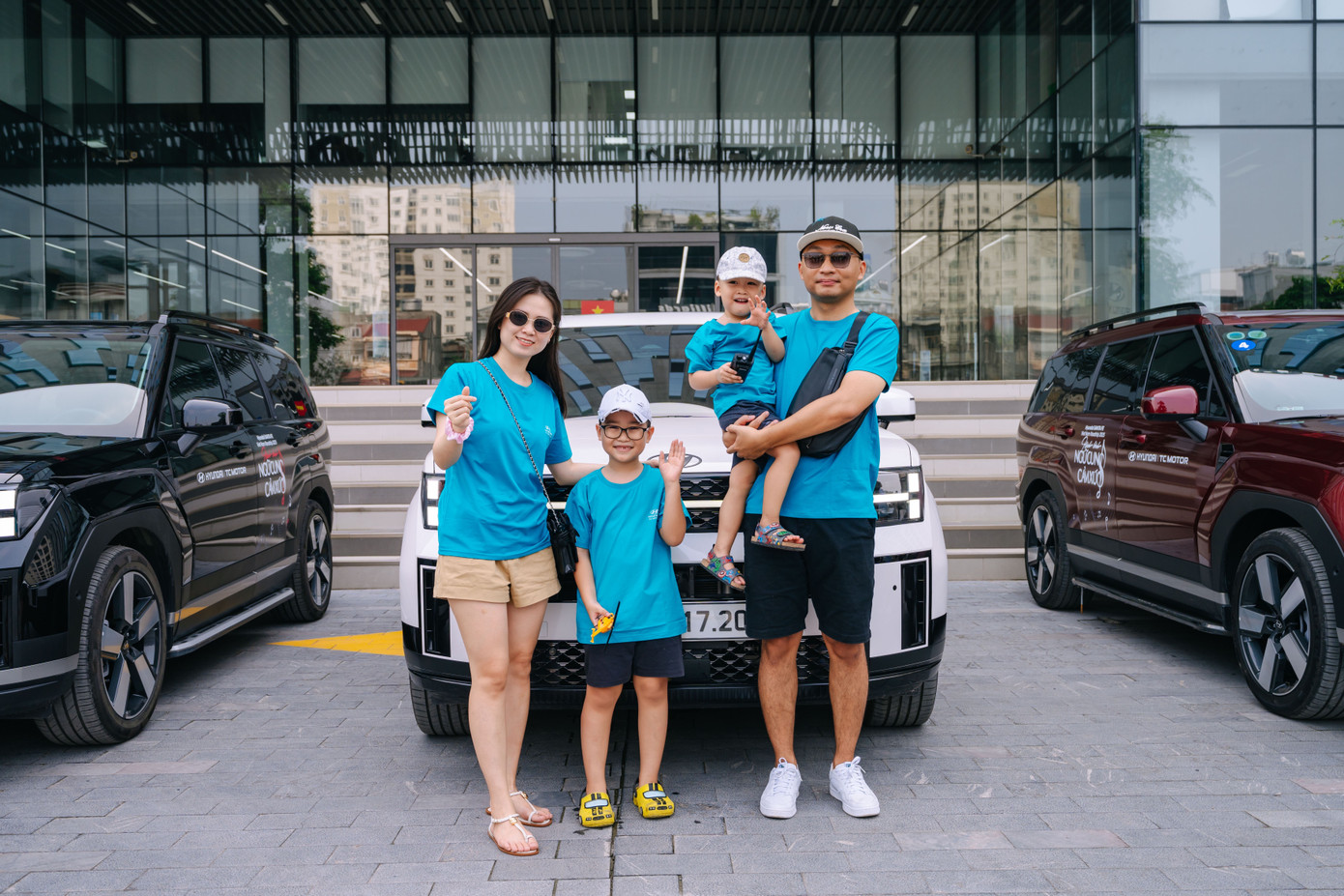 Gia đình anh Phạm Đức Đạt đã gắn bó rất nhiều năm với Hyundai Santa Fe Gia đình anh Phạm Đức Đạt đã gắn bó rất nhiều năm với Hyundai Santa Fe